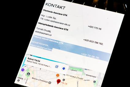 Asociace STK se zřejmě pokusila skrýt svého mluvčího Samuela Kocandu na svém webu. Byl tam „zamaskován“ bílou barvou. Šéf asociace Luděk Šíp přitom tvrdil, že žádného mluvčího neměl.