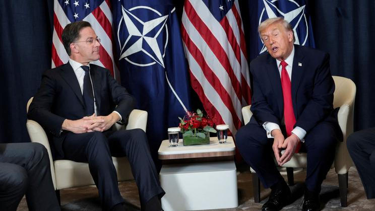 „Je zjevně zklamaný z mnoha spojenců v NATO a já jeho postoj chápu,“ uvedl generální tajemník NATO Mark Rutte (vlevo, na archivním snímku) o americkém prezidentovi Donaldu Trumpovi po schůzce v Bílém domě v noci na čtvrtek. 