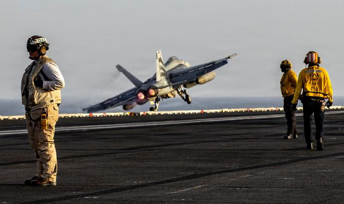 Veškeré loďstvo, letectvo a vojenský personál USA zůstanou nasazeny v blízkosti Íránu až do doby, než bude uzavřena a plně dodržována skutečná mírová dohoda, oznámil v noci na čtvrtek americký prezident Donald Trump. Na snímku je paluba letadlové lodi USS Abraham Lincoln, která se podílela na nedávných útocích proti Íránu.