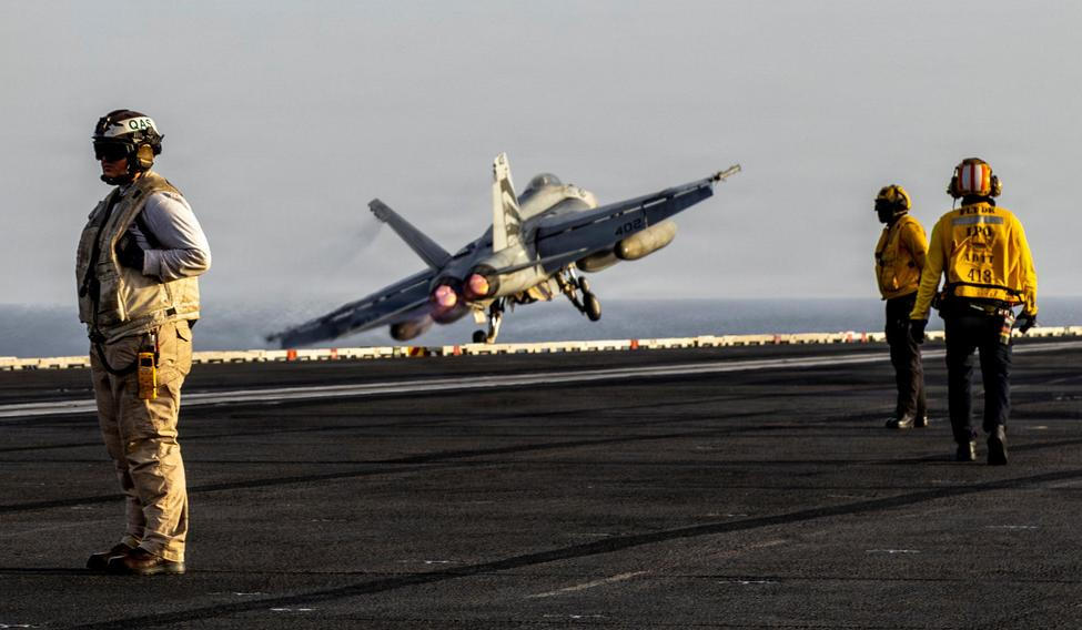 Veškeré loďstvo, letectvo a vojenský personál USA zůstanou nasazeny v blízkosti Íránu až do doby, než bude uzavřena a plně dodržována skutečná mírová dohoda, oznámil v noci na čtvrtek americký prezident Donald Trump. Na snímku je paluba letadlové lodi USS Abraham Lincoln, která se podílela na nedávných útocích proti Íránu.