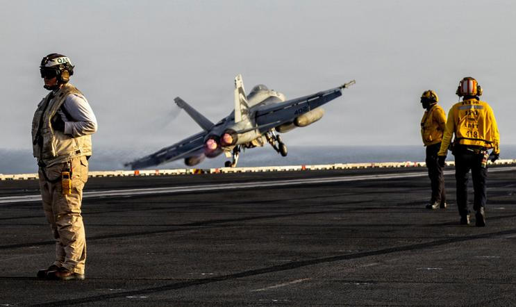 Veškeré loďstvo, letectvo a vojenský personál USA zůstanou nasazeny v blízkosti Íránu až do doby, než bude uzavřena a plně dodržována skutečná mírová dohoda, oznámil v noci na čtvrtek americký prezident Donald Trump. Na snímku je paluba letadlové lodi USS Abraham Lincoln, která se podílela na nedávných útocích proti Íránu.