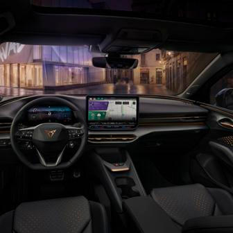 Cupra se ale odlišuje výrazně vzhledem exteriéru i interiéru. Obojí je mnohem více sportovnější.