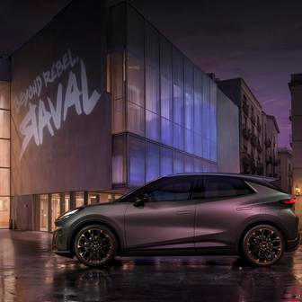 Na výběr jsou hned čtyři výkonové verze elektrického motoru, který pohání přední kola.