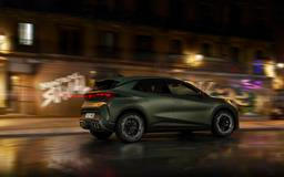 Z 0 na 100 km/h tato verze zrychluje za 6,8 vteřiny, což by pomocí animací a světel měla v interiéru ještě umocnit funkce E-Launch.