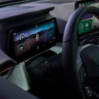 Displej před řidičem doplňuje větší centrální dotyková obrazovka.