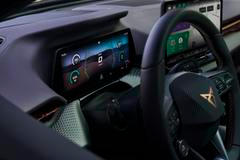 Displej před řidičem doplňuje větší centrální dotyková obrazovka.