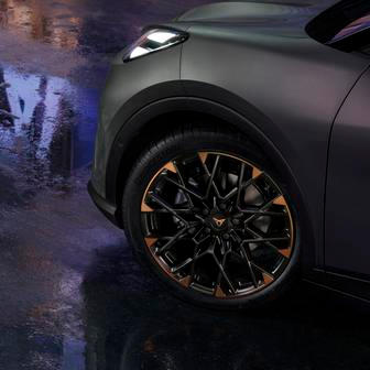 Kola mají podle verze 17 až 19 palců a na výběr jsou i matné laky karoserie.