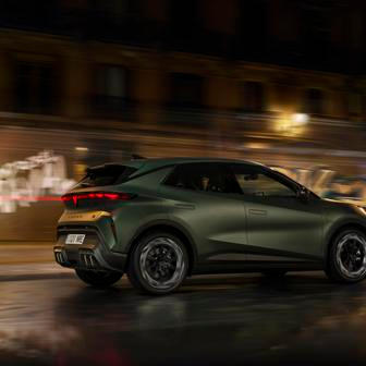 Z 0 na 100 km/h tato verze zrychluje za 6,8 vteřiny, což by pomocí animací a světel měla v interiéru ještě umocnit funkce E-Launch.