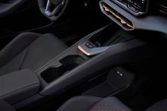 Nechybí středový tunel se spoustou odkládacích prostor.