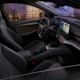 Interiéru dominuje podsvícení.