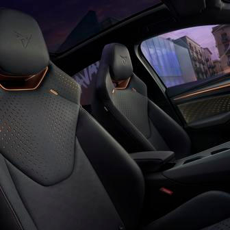 Raval dostane několik různých provedení předních sedadel.