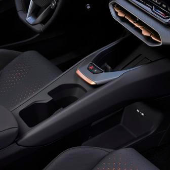 Nechybí středový tunel se spoustou odkládacích prostor.