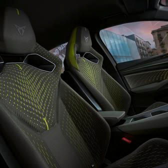 Vrcholná skořepinová sedadla jsou potažená 3D tkaninou.
