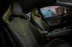 Vrcholná skořepinová sedadla jsou potažená 3D tkaninou.
