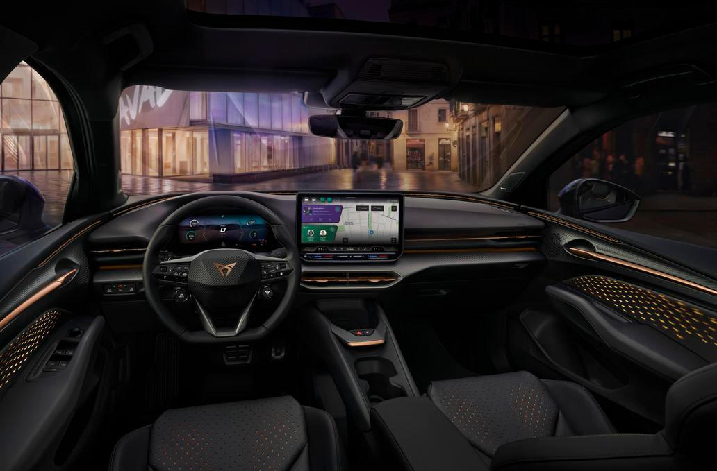 Cupra se ale odlišuje výrazně vzhledem exteriéru i interiéru. Obojí je mnohem více sportovnější.