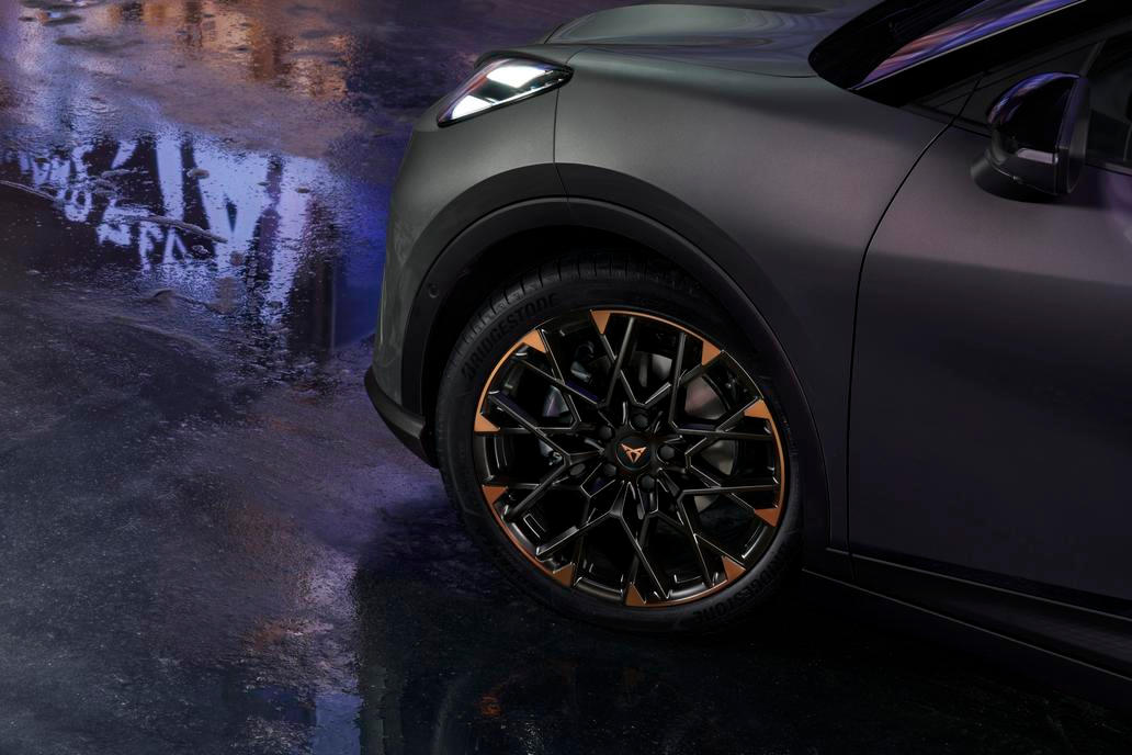 Kola mají podle verze 17 až 19 palců a na výběr jsou i matné laky karoserie.