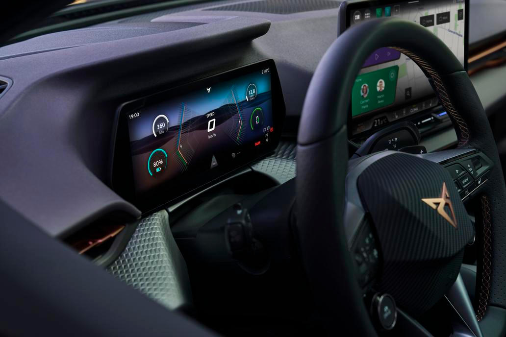Displej před řidičem doplňuje větší centrální dotyková obrazovka.