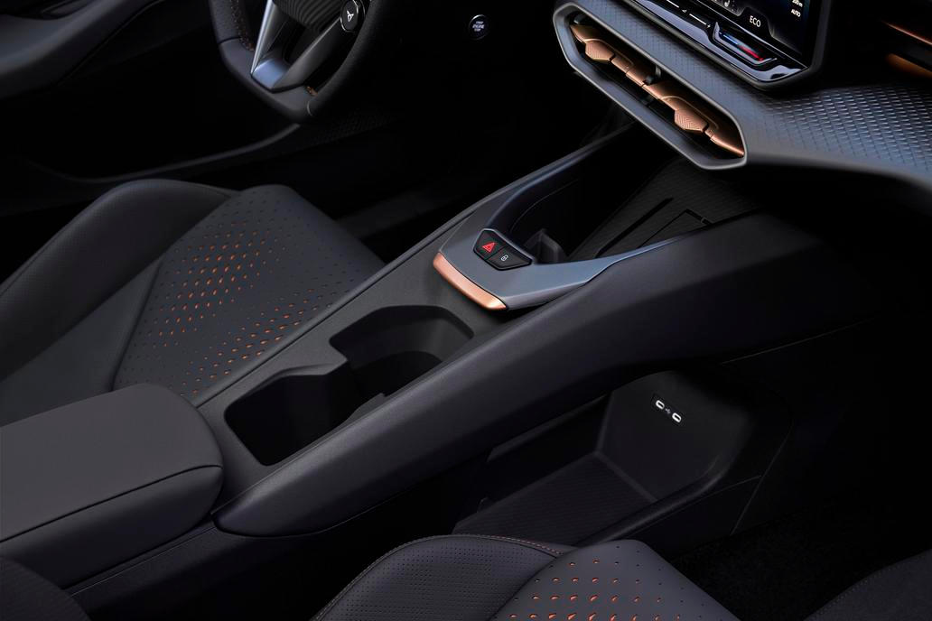 Nechybí středový tunel se spoustou odkládacích prostor.