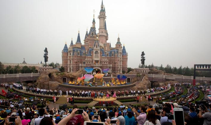 Společnost Disney ve svém prvním finančním čtvrtletí zvýšila tržby meziročně o pět procent na téměř 26 miliard dolarů (zhruba 544 miliard Kč). Na ilustračním snímku je zábavní park Disneyland.