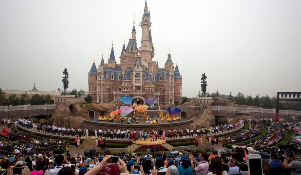 Společnost Disney ve svém prvním finančním čtvrtletí zvýšila tržby meziročně o pět procent na téměř 26 miliard dolarů (zhruba 544 miliard Kč). Na ilustračním snímku je zábavní park Disneyland.