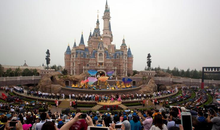 Společnost Disney ve svém prvním finančním čtvrtletí zvýšila tržby meziročně o pět procent na téměř 26 miliard dolarů (zhruba 544 miliard Kč). Na ilustračním snímku je zábavní park Disneyland.