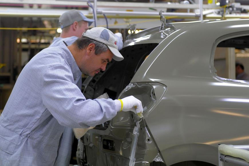 Český průmysl se rozjíždí pomalu, meziročně zpomaluje a zaměstnanců ubývá