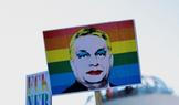 Lidé si na zakázaný Pride přinesli transparenty a trička s nalíčeným konzervativním premiérem Viktorem Orbánem. Červen 2025.