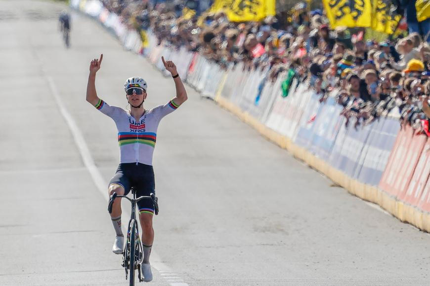 „Zničil je, přitom jen trénoval." Pogačar setřásl kritika a usiluje o nemyslitelné