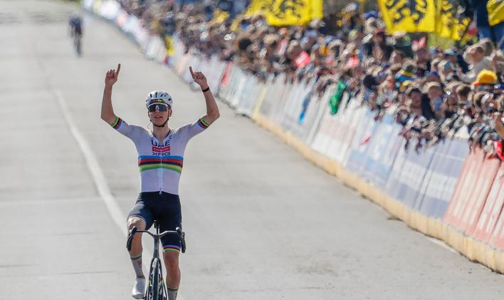 Tadej Pogačar v cíli závodu Kolem Flander 2026