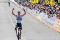 Tadej Pogačar v cíli závodu Kolem Flander 2026