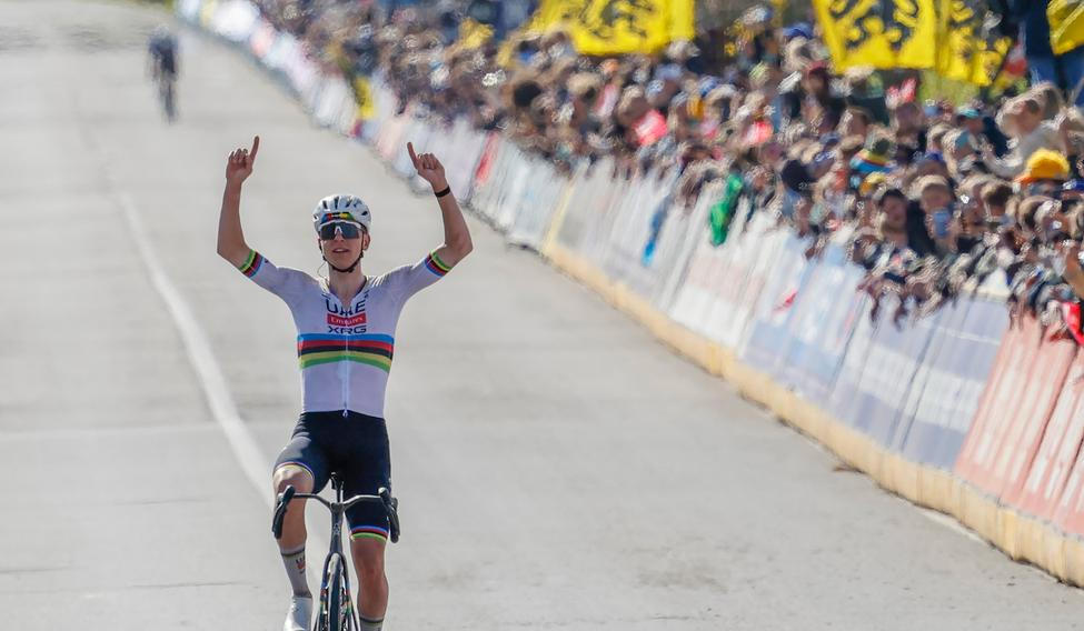 Tadej Pogačar v cíli závodu Kolem Flander 2026