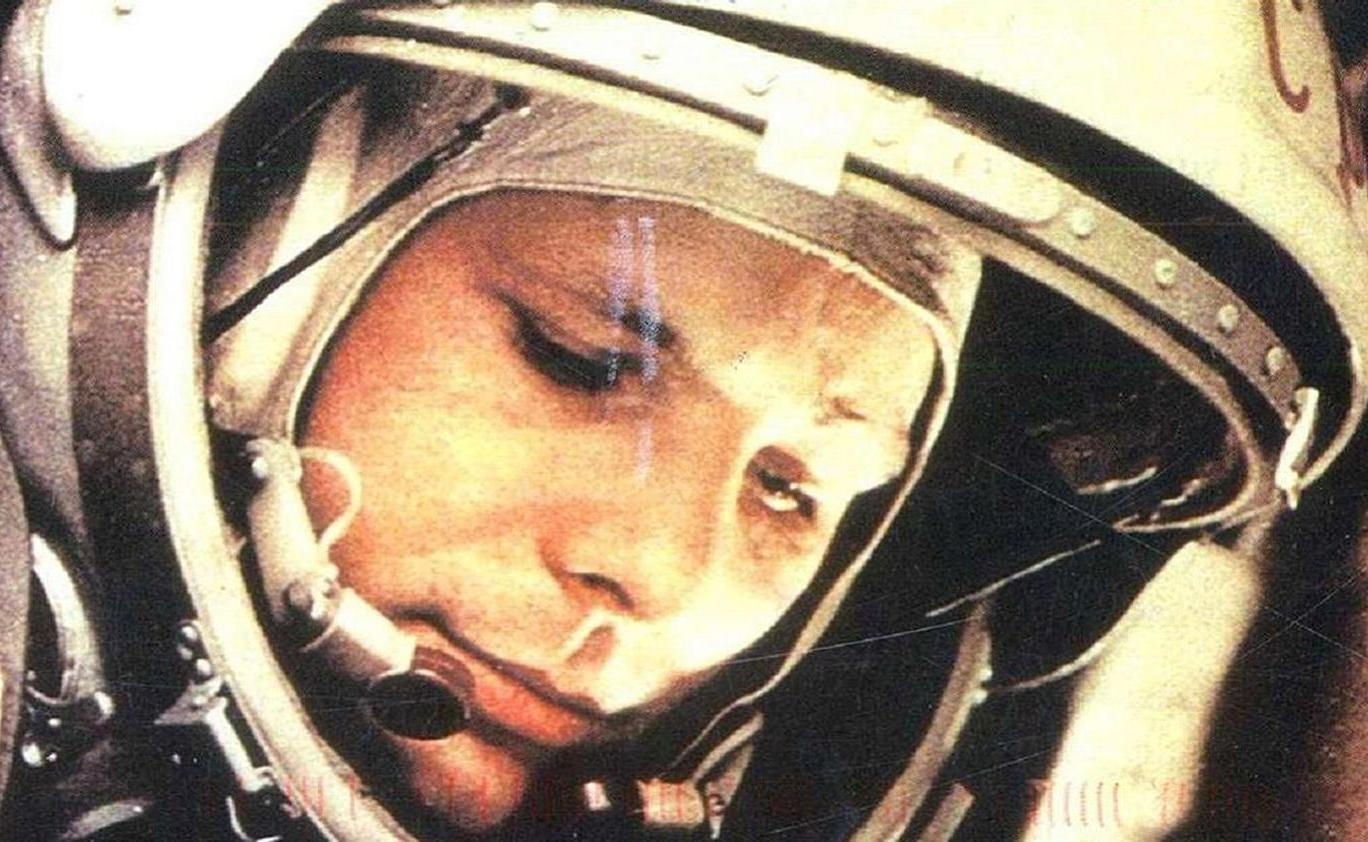 Z kosmodromu Bajkonur se 12. dubna 1961 vznesla kosmická loď Vostok-1 a na její palubě člověk, který se stal symbolem nové éry: Jurij Alexejevič Gagarin.