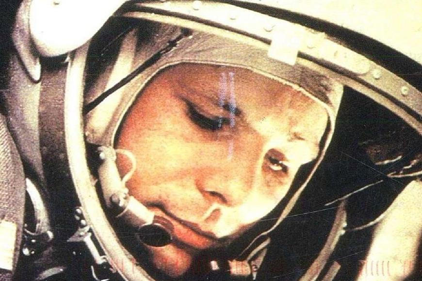 „Vy jste přiletěl z vesmíru?“ Gagarinův triumf před 65 lety provázela scéna jako z filmu