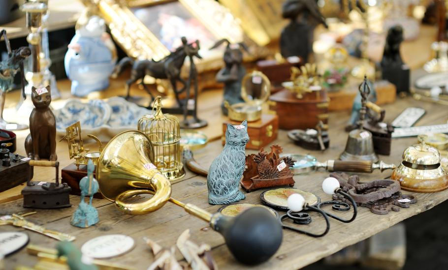 Assorted,Utensils,And,Decorations,Sold,On,A,Flea,Market,In