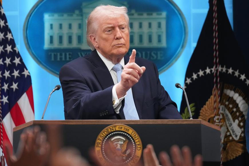Odvolávám, co jsem odvolal, slibuji, co jsem slíbil! Trumpův íránský veletoč přehledně Odvolávám, co jsem odvolal, slibuji, co jsem slíbil! Trumpův íránský veletoč přehledně
