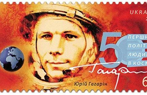 Gagarinova cesta ke hvězdám však nezačala na kosmodromu, ale na obyčejném venkovském dvorku. Narodil se v roce 1934 v malé vesnici Klušino. Vyrůstal v prostředí, které mělo ke kosmonautice daleko - rodina pracovala v zemědělství, on se vyučil slévačem kovů.