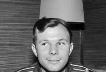 Zlom nastal až během studií v Saratově, kde se dostal do aeroklubu. Tam postupně pochopil, že jeho místo není jen na Zemi. Následovala vojenská pilotní škola a služba u stíhacího letectva. Konec 50. let byl dobou, kdy se vesmír přestal zdát nedosažitelný. 