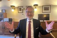 Příspěvky Petra Fialy na sociálních sítích naznačují, že je teď podstatně spokojenější než v době vedení vlády a ODS.