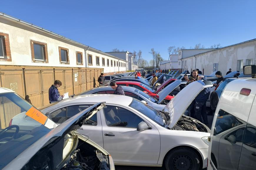 Generálský Superb i motorka BMW. Armáda prodává nepotřebný majetek, byli jsme u toho