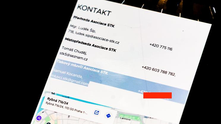 Asociace STK se zřejmě pokusila skrýt svého mluvčího Samuela Kocandu na svém webu. Byl tam „zamaskován“ bílou barvou. Šéf asociace Luděk Šíp přitom tvrdil, že žádného mluvčího neměl. Stav ke středečnímu večeru, 22:15.
