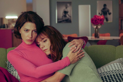 Bárbara Lennieová a Victoria Luengová ve filmu Pedro Almodóvara Hořké vánoce.