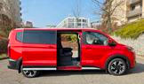 Tourneo Custom se nabízí ve dvou délkách a s dvojicí bočních posuvných dveří pro lepší nastupování.