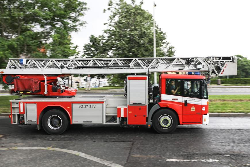 Hasičům se podařilo dostat pod kontrolu požár průmyslové haly na Semilsku