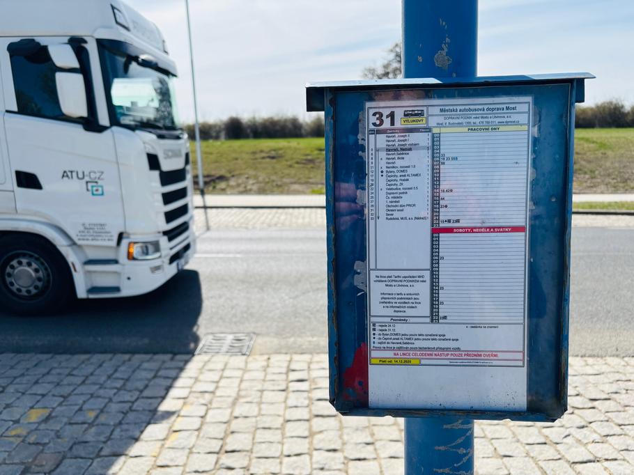 Autobusy sem zajíždějí jen na začátku a konci směn. 