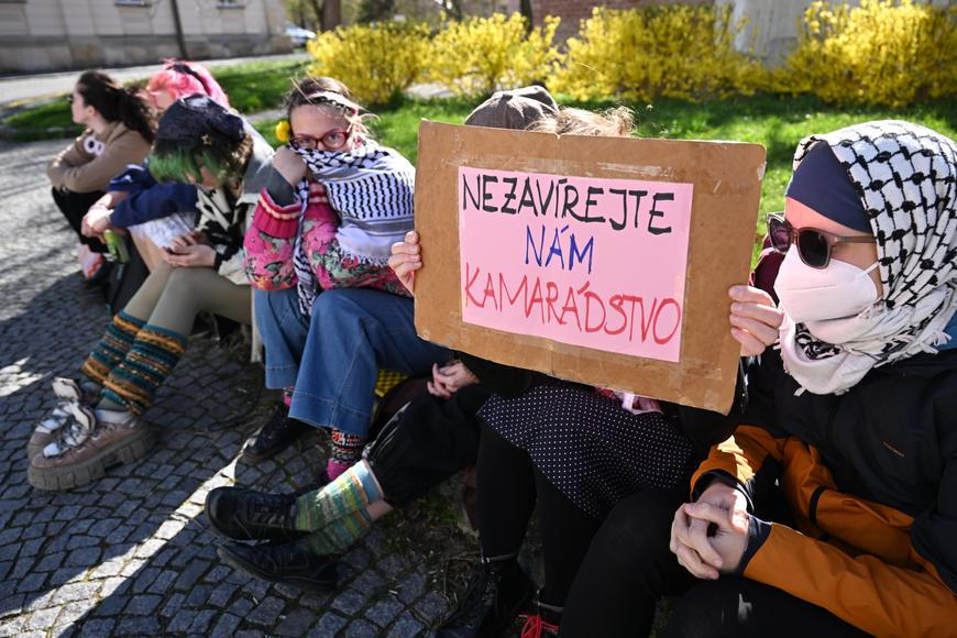 Hromadná ztráta paměti. Od Anežky obviněné z terorismu dávají všichni ruce pryč