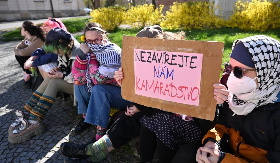 ženy, dívky, transparent, palestinský šátek (shemagh), Okresní soud v Pardubicích, vazební zasedání, jednání o vazbě