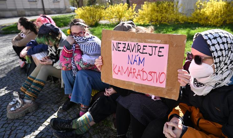 ženy, dívky, transparent, palestinský šátek (shemagh), Okresní soud v Pardubicích, vazební zasedání, jednání o vazbě