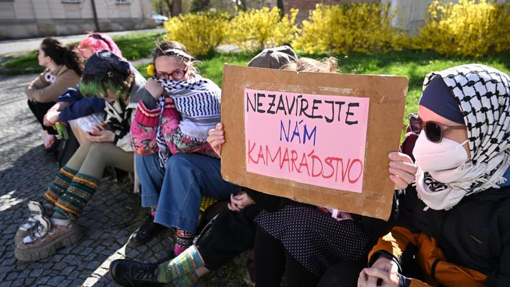 ženy, dívky, transparent, palestinský šátek (shemagh), Okresní soud v Pardubicích, vazební zasedání, jednání o vazbě