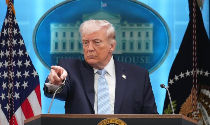 „Objevují se zprávy, že Írán účtuje poplatky tankerům proplouvajícím Hormuzským průlivem. Raději by to neměli dělat. A pokud tak činí, měli by raději hned přestat,“ uvedl v noci na pátek americký prezident Donald Trump.