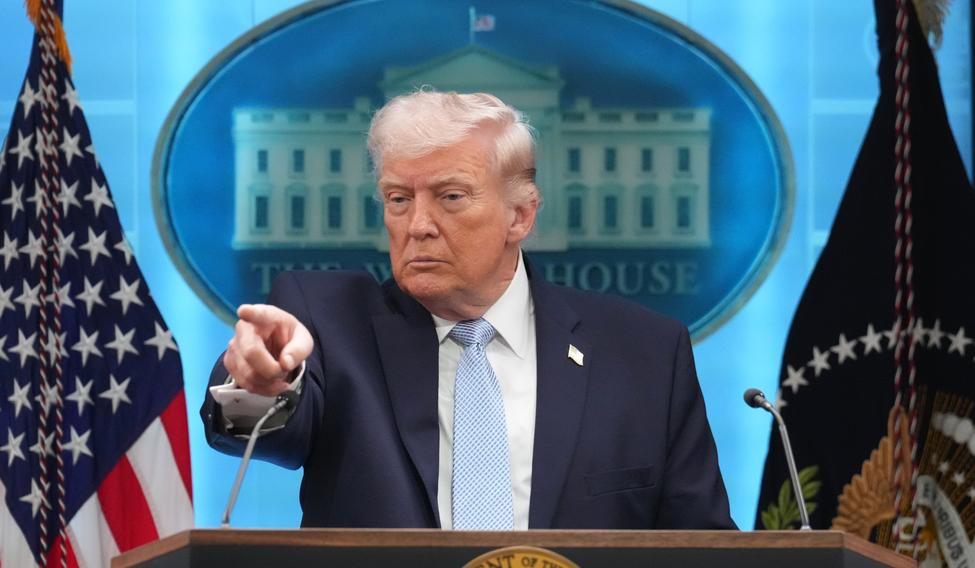 „Objevují se zprávy, že Írán účtuje poplatky tankerům proplouvajícím Hormuzským průlivem. Raději by to neměli dělat. A pokud tak činí, měli by raději hned přestat,“ uvedl v noci na pátek americký prezident Donald Trump.